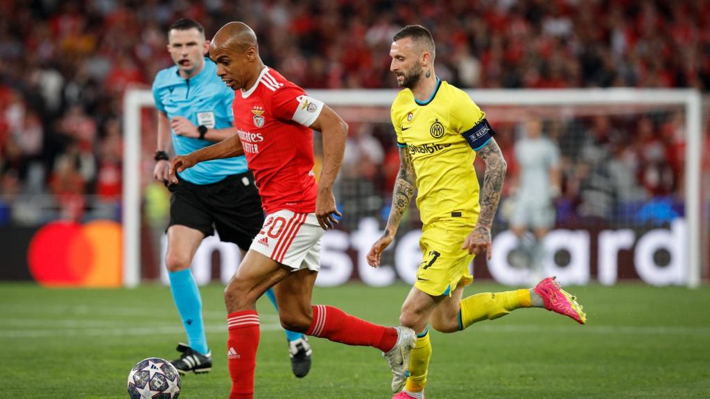 Brozovic persigue a Joao Mario en el Benfica - Inter de los cuartos de final de Champions League.