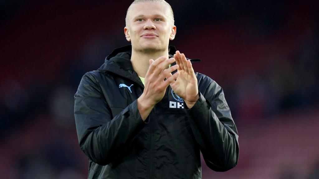 Erling Haaland aplaude a la afición tras un partido del Manchester City