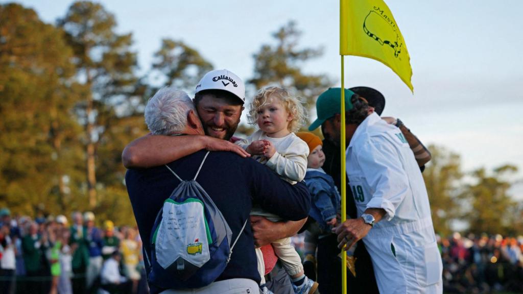 Jon Rahm celebra su victoria en el Masters de Augusta con su familia