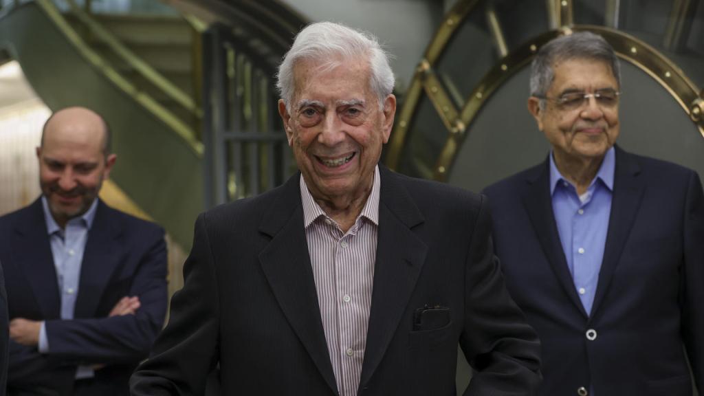 El Nobel de Literatura Mario Vargas Llosa, flanqueado por los escritores Carlos Granés y Sergio Ramírez, visita la Caja de las Letras del Instituto Cervantes con motivo de un ciclo dedicado a él y a su obra, este martes en Madrid. Foto: EFE/ Kiko Huesca