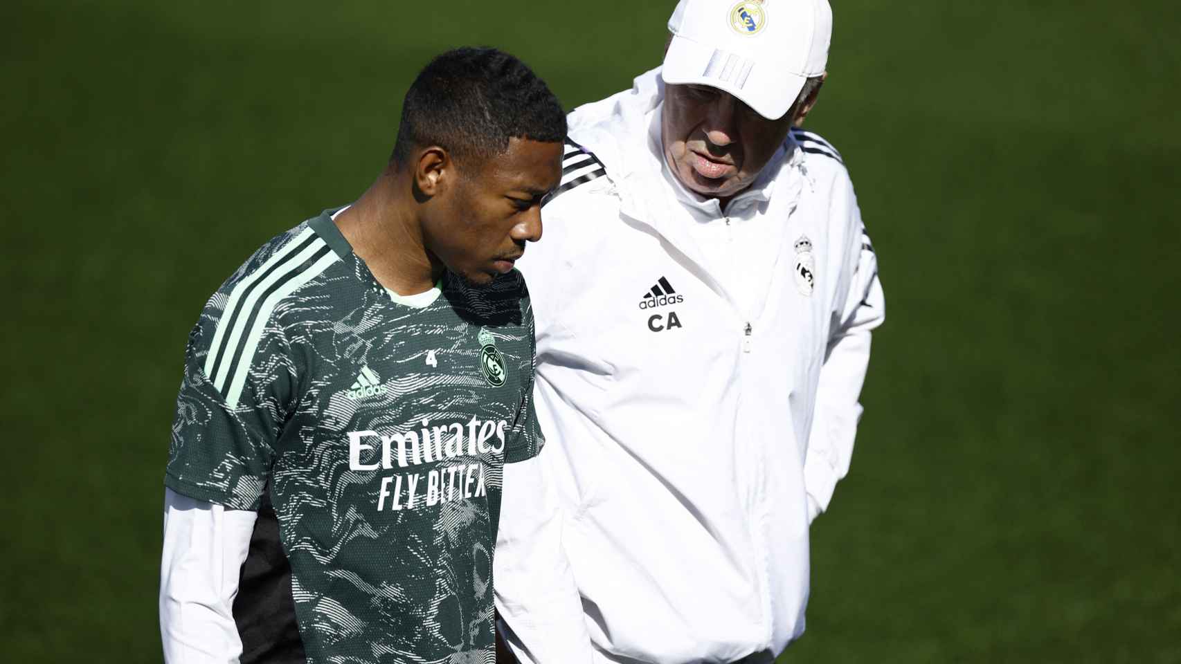 David Alaba y Carlo Ancelotti, en un entrenamiento del Real Madrid