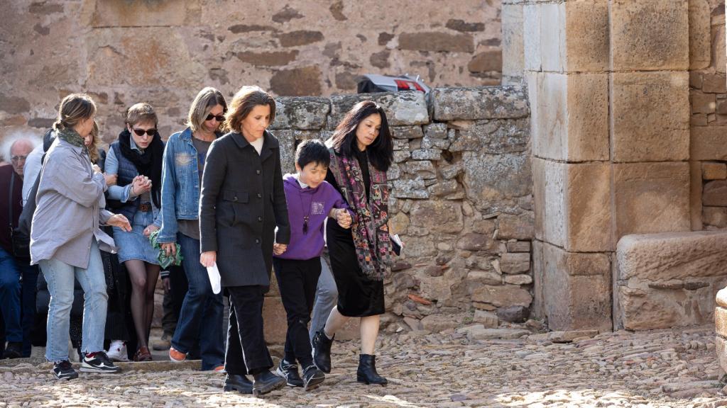 Akela, el hijo de Sánchez Dragó, de la mano de su hermana Ayanta Barilli y su madre, Naoko.