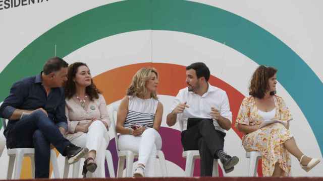 El portavoz de Podemos, Juan Antonio Delgado, la portavoz de Por Andalucía, Inma Nieto, y la líder de Sumar, Yolanda Díaz, en un acto de campaña, en junio de 2022.