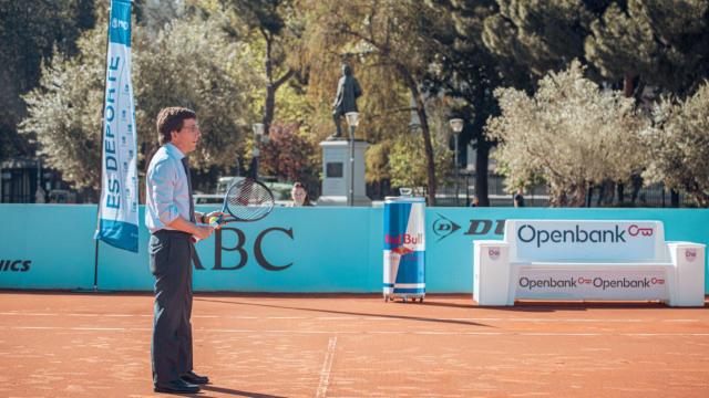 El alcalde de Madrid, José Luis Martínez-Almeida, juega durante su visita a la pista de tenis de tierra batida que Mutua Madrid Open ha instalado en la plaza de Colón.
