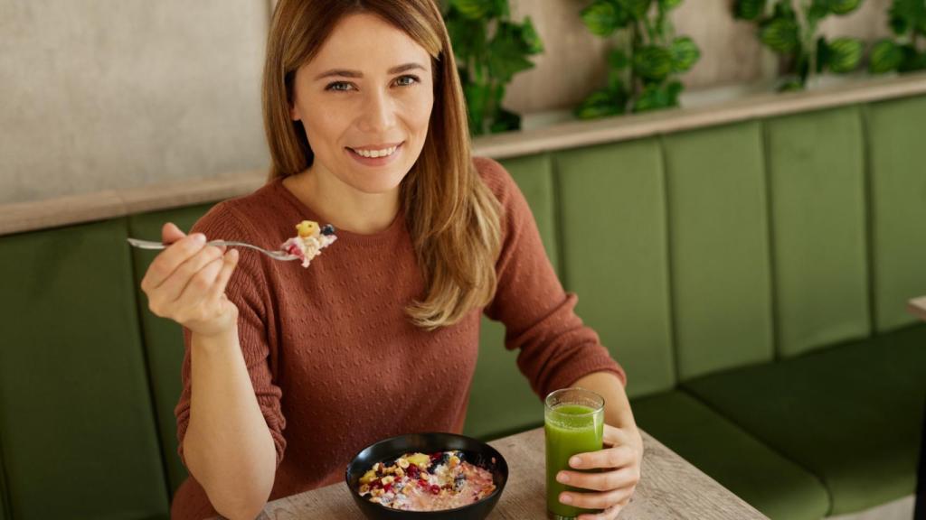 Una mujer disfruta de un desayuno saludable.