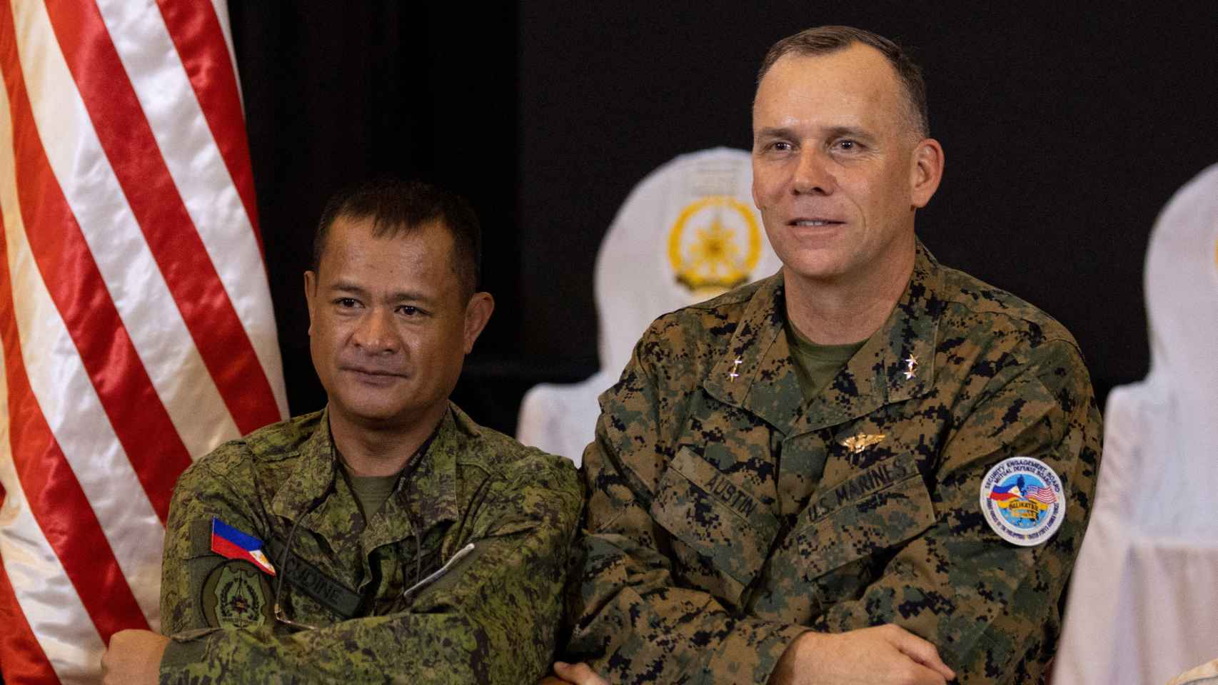 El director del ejercicio de Filipinas, el general de división Marvin Licudine, se une al representante del director del ejercicio de los EE. UU., el general de división Eric Austin, después de la conferencia de prensa sobre los ejercicios militares conjuntos