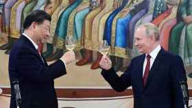 El presidente ruso Vladimir Putin y el presidente chino Xi Jinping asisten a una recepción en Moscú.