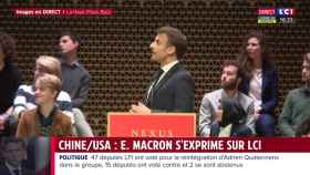 Macron mira a los manifestantes durante la emisión de su discurso por la cadena francesa LCI.