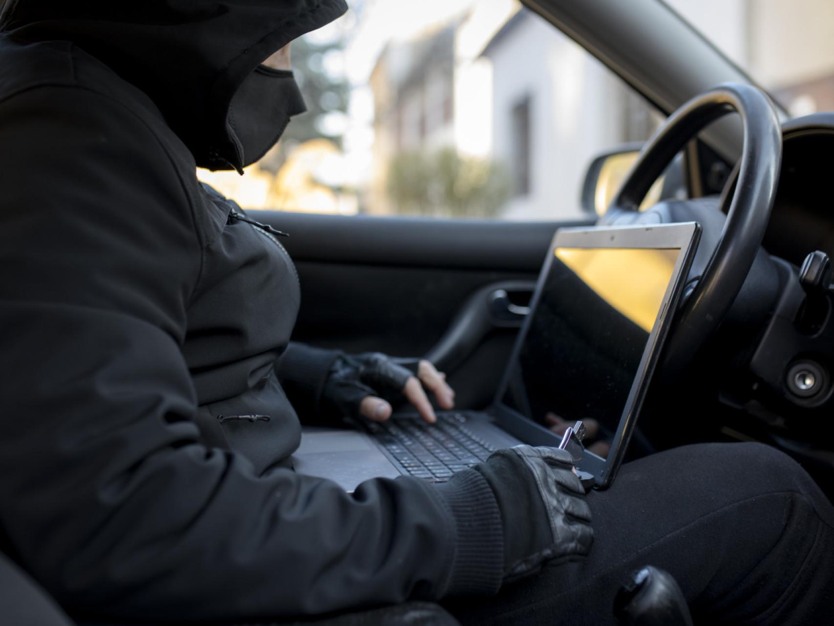 Así es cómo un hacker puede robar tu coche en dos minutos desde los faros y  sin que te enteres