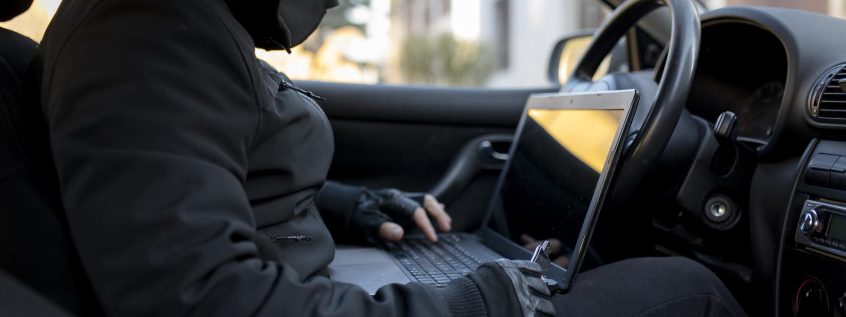 Así es cómo un hacker puede robar tu coche en dos minutos desde los faros y  sin que te enteres