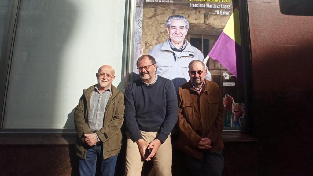 Manuel Villares, Fernando Souto y Antonio Lastres presentan a ‘O Quico’ como Republicano de Honra.
