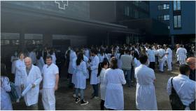 Sanitarios en huelga en el exterior de un centro hospitalario de la comunidad.