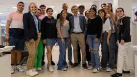 Miguel Ángel Mellado con algunos de los alumnos interesados en el Máster de Periodismo de EL ESPAÑOL.