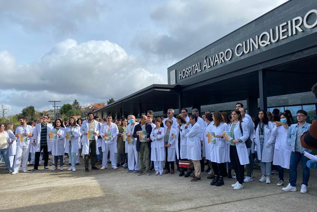 Concentración de médicos frente al Hospital Álvaro Cunqueiro de Vigo. Foto: CESM