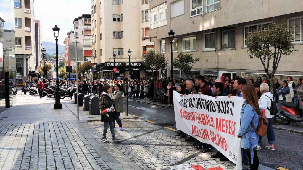 Protesta frente al Hospital Ribera Povisa de Vigo.