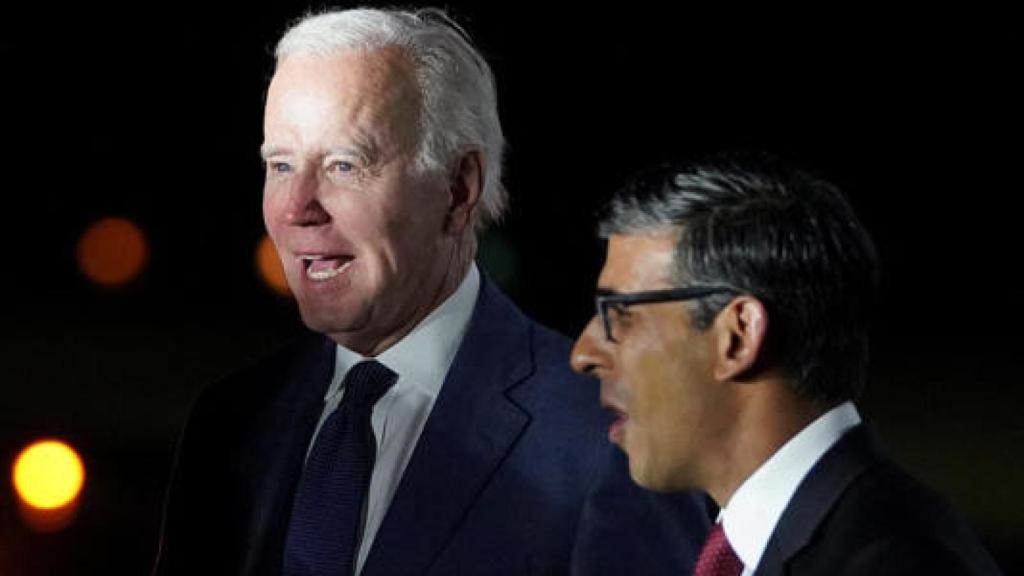 Joe Biden a su llegada a Belfast, donde ha sido recibido por el primer ministro Rishi Sunak.