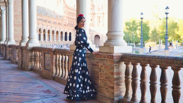 Mujer posa en la Plaza de España.