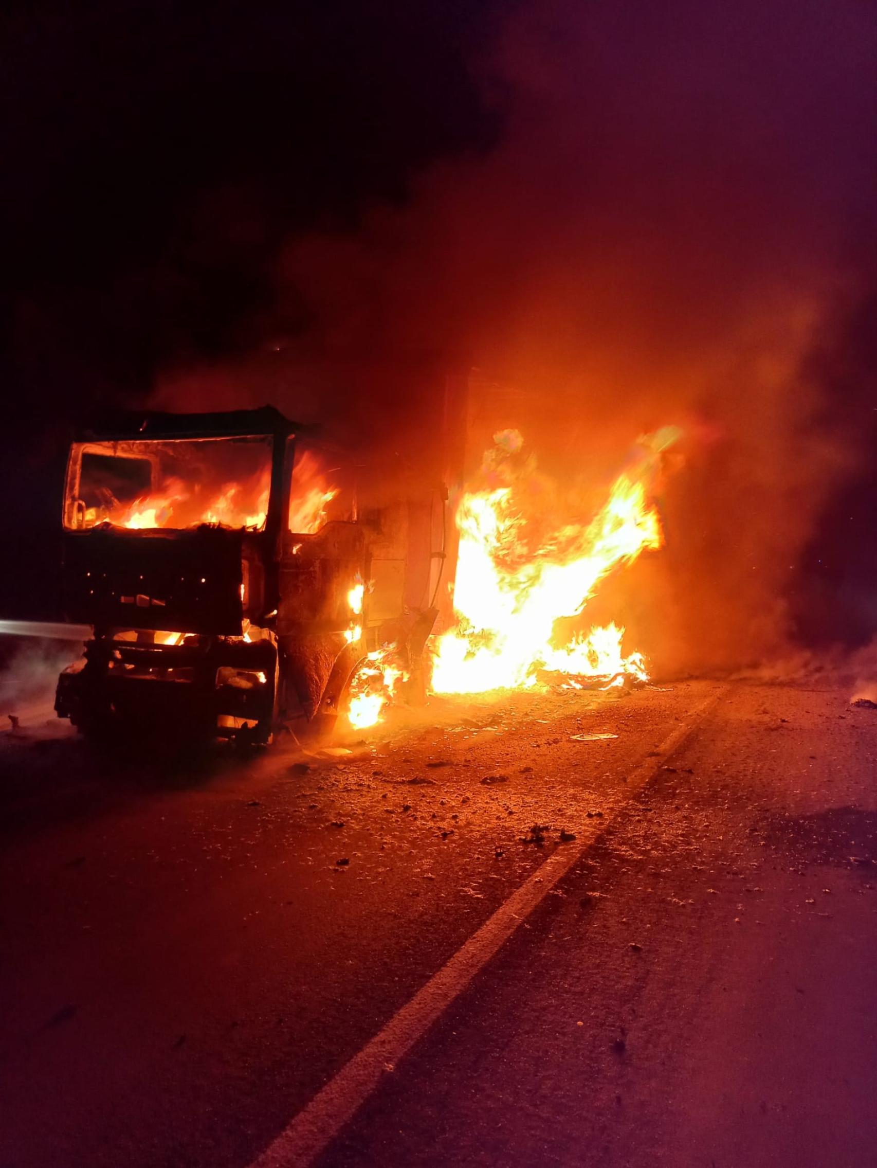 Imagen del incendio del camión