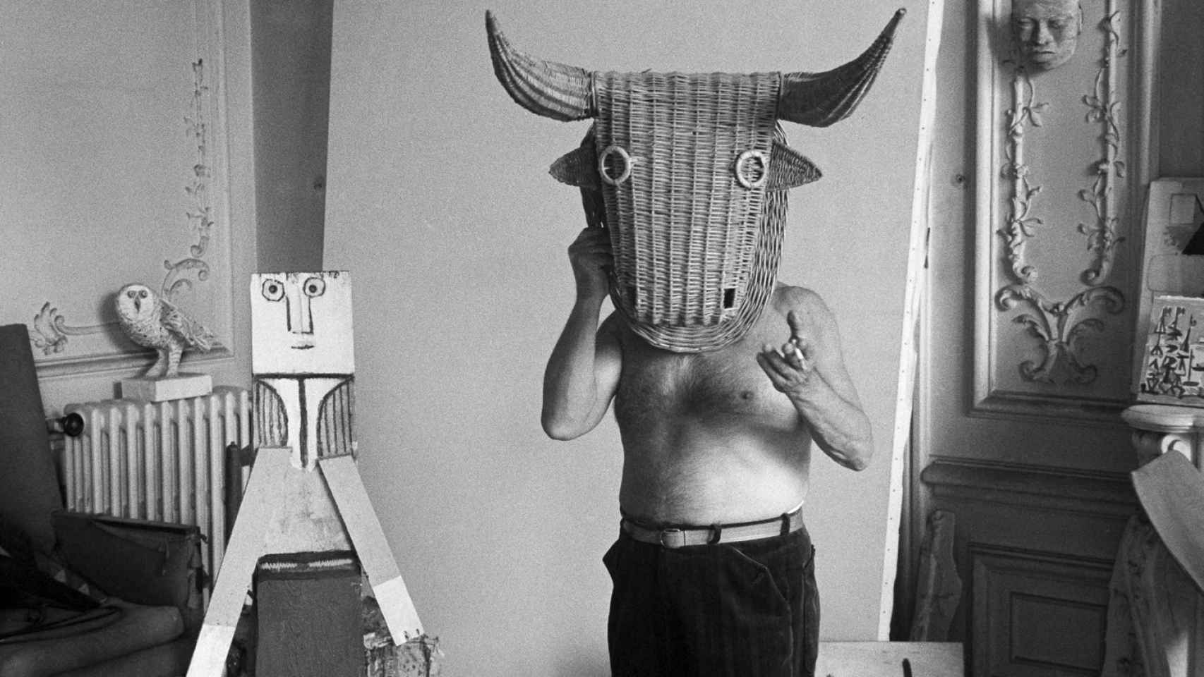 PIcasso con una máscara de toro de mimbre. Cannes (1959)