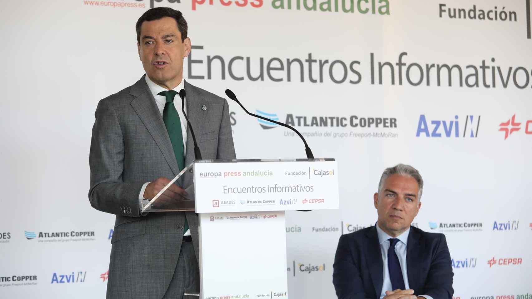 El presidente de la Junta, Juanma Moreno, y el coordinador general del PP, Elías Bendodo.