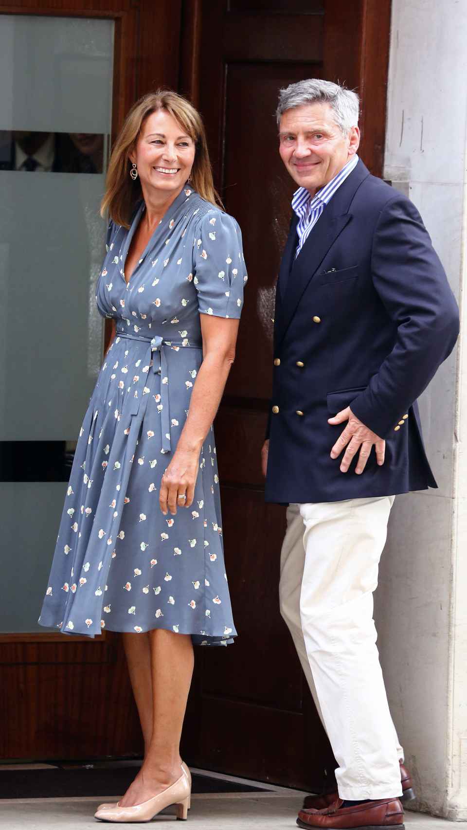 Carole y Michael Middleton yendo a visitar a su nieto recién nacido en Paddington, Londres, en 2013.