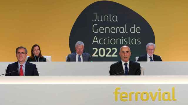 Ignacio Madridejos, consejero delegado de Ferrovial, y Rafael del Pino, presidente, en la Junta de Accionistas del grupo del año 2022.