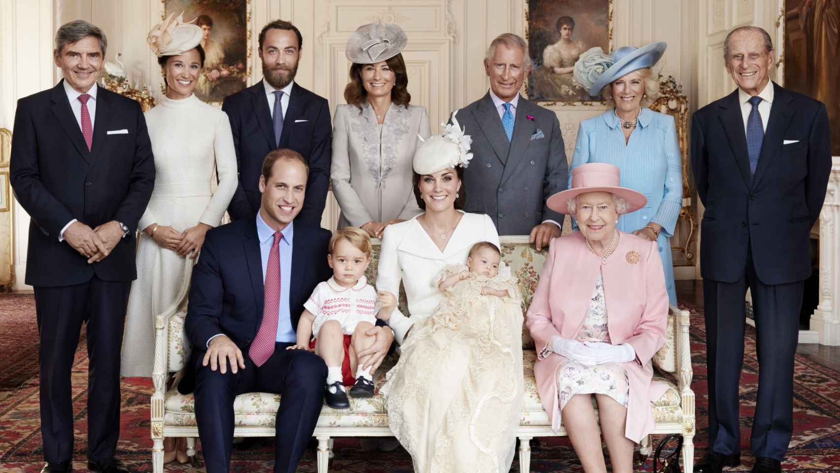 La familia Middleton y los Windsor en el bautizo de la princesa Charlotte.