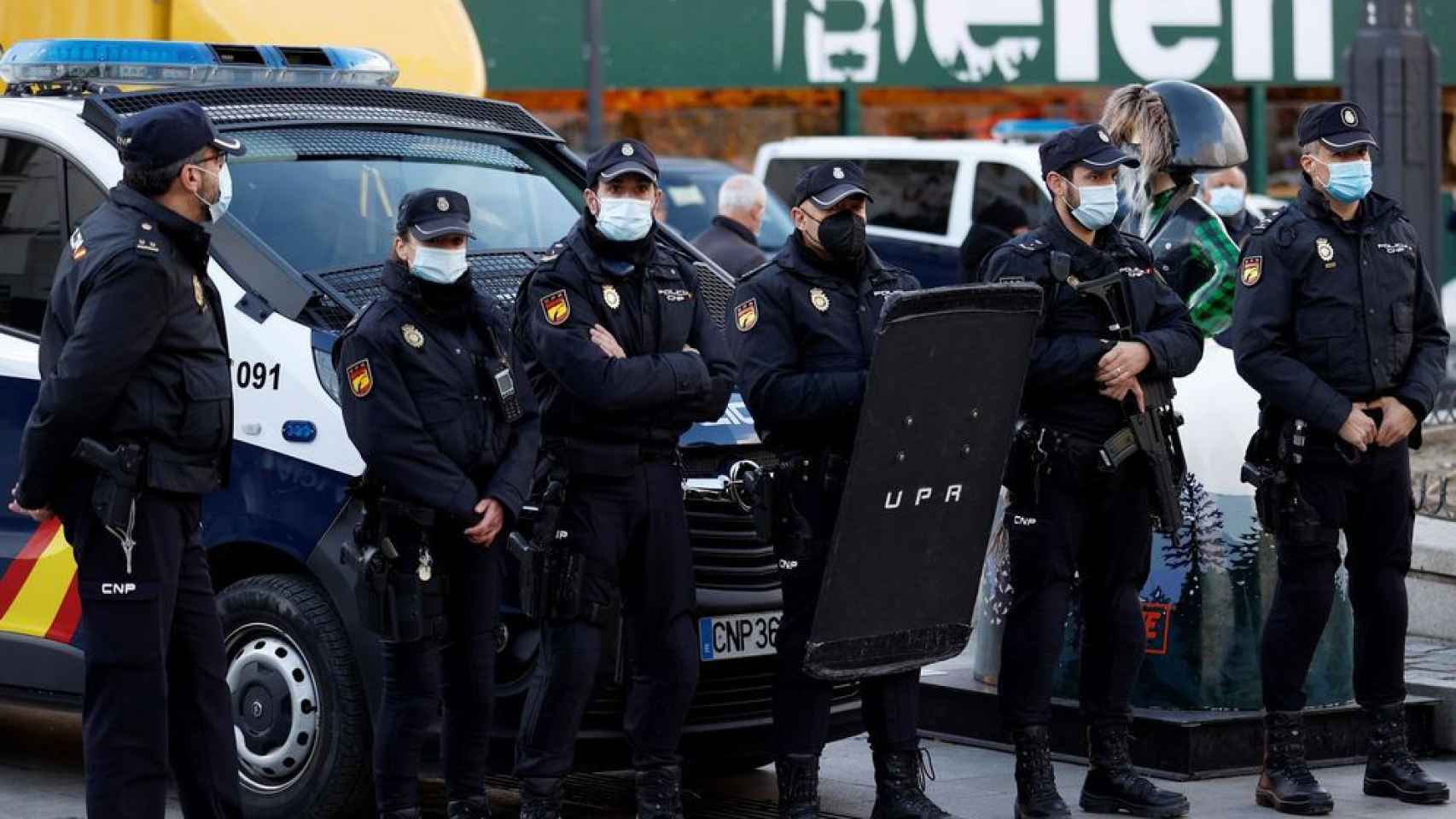 Varios policías de la UPR en la plaza de Sol de Madrid.
