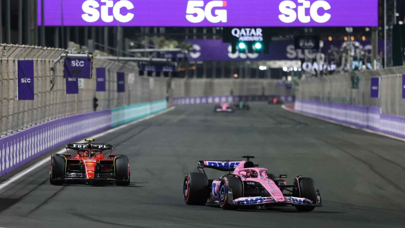 Ocon pelea la posición con Carlos Sainz en el GP de Arabia Saudí.