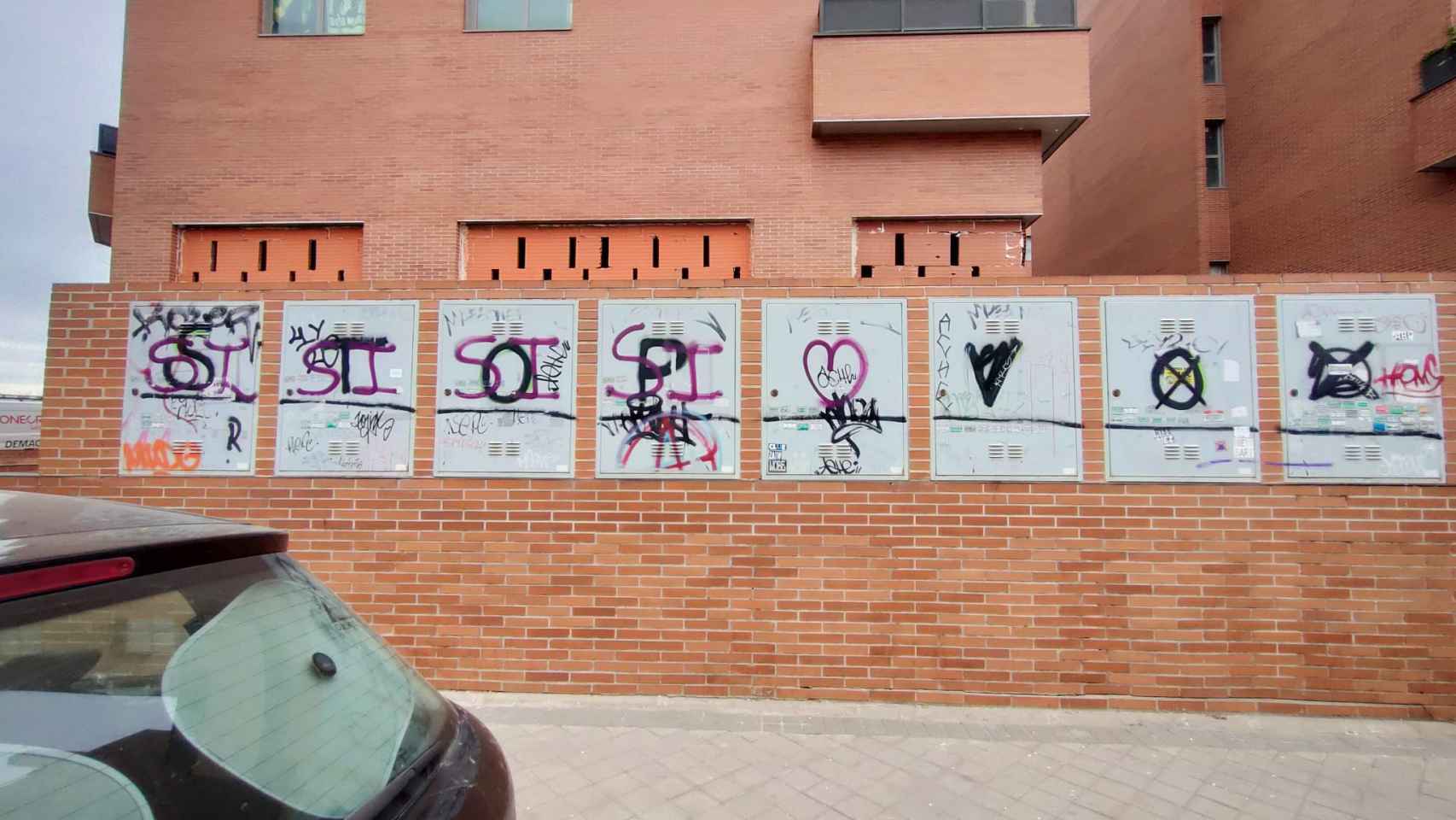 Grafiti donde se puede leer STOP VOX en la fachada del edificio.