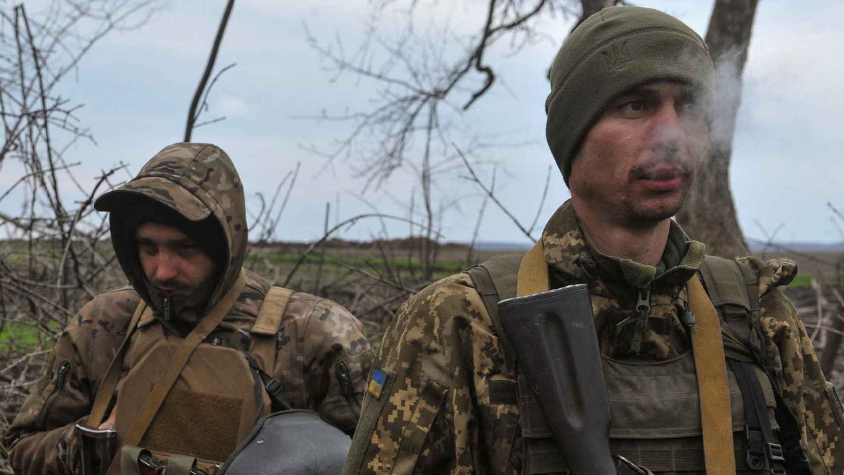 Soldados ucranianos en Bakhmut este miércoles.