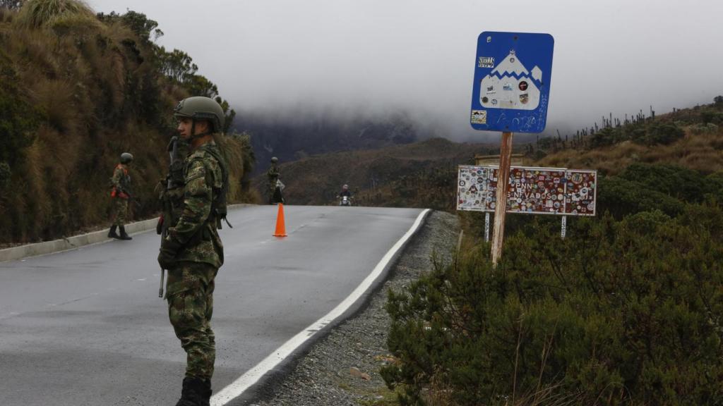 Dos policías custodian una zona rural de Colombia.