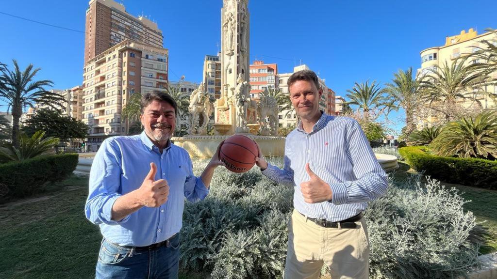 Luis Barcala y Toni Gallego, en la fuente de Luceros.