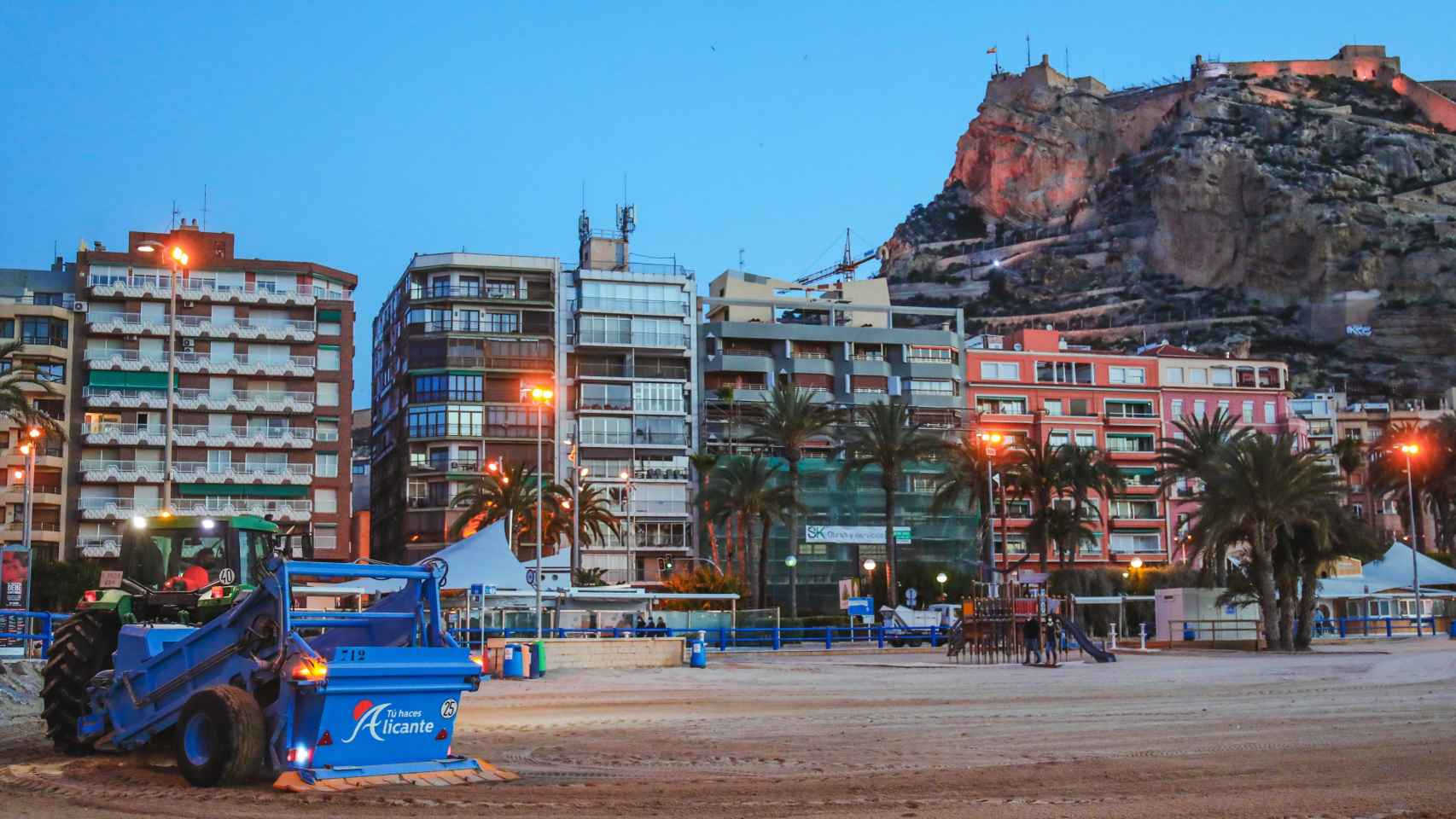 La empresa de limpieza de Alicante en la playa del Postiguet, en imagen de archivo.
