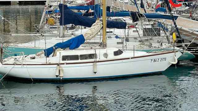 El velero modelo Mistral Sirocco amarrado en el Club Náutico de Villajoyosa, que ha salido a subasta por un euro.