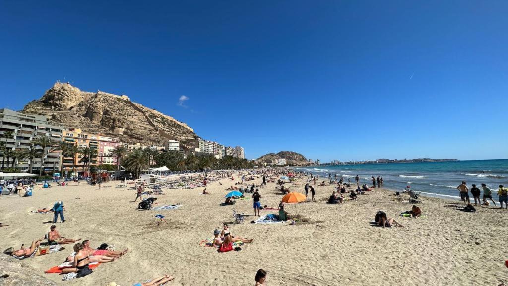 Alicante visto desde la playa de El Postiguet con el Castillo de Santa Bárbara de fondo.