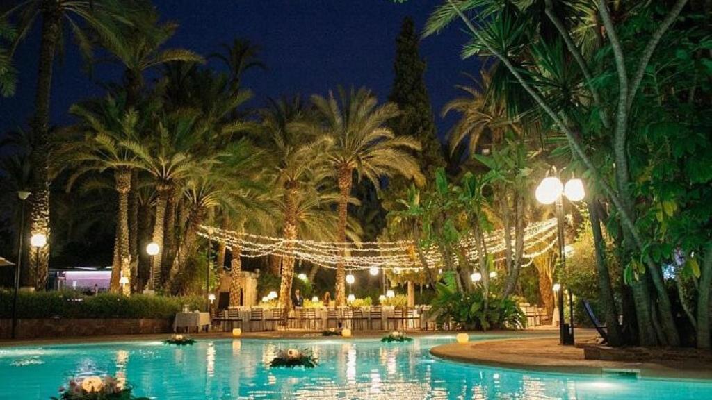 Imagen de archivo de la piscina del hotel Huerto del Cura.