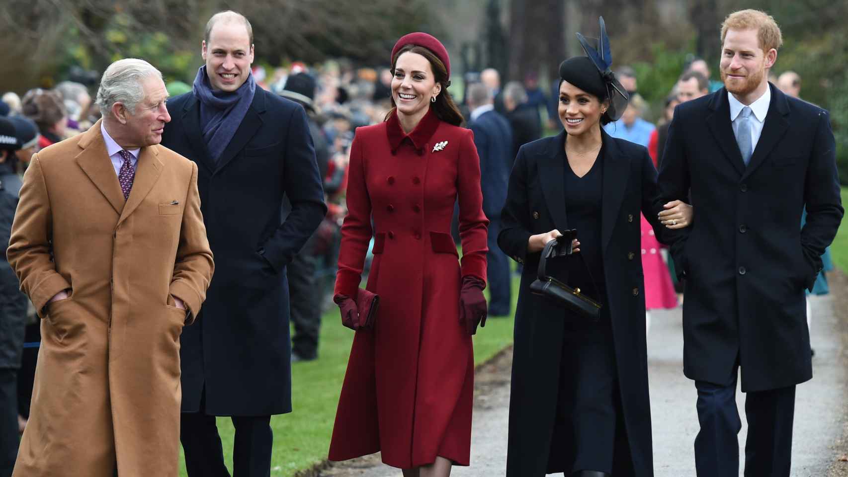 El príncipe Harry junto a su mujer, su padre y hermano, en una imagen de 2018.
