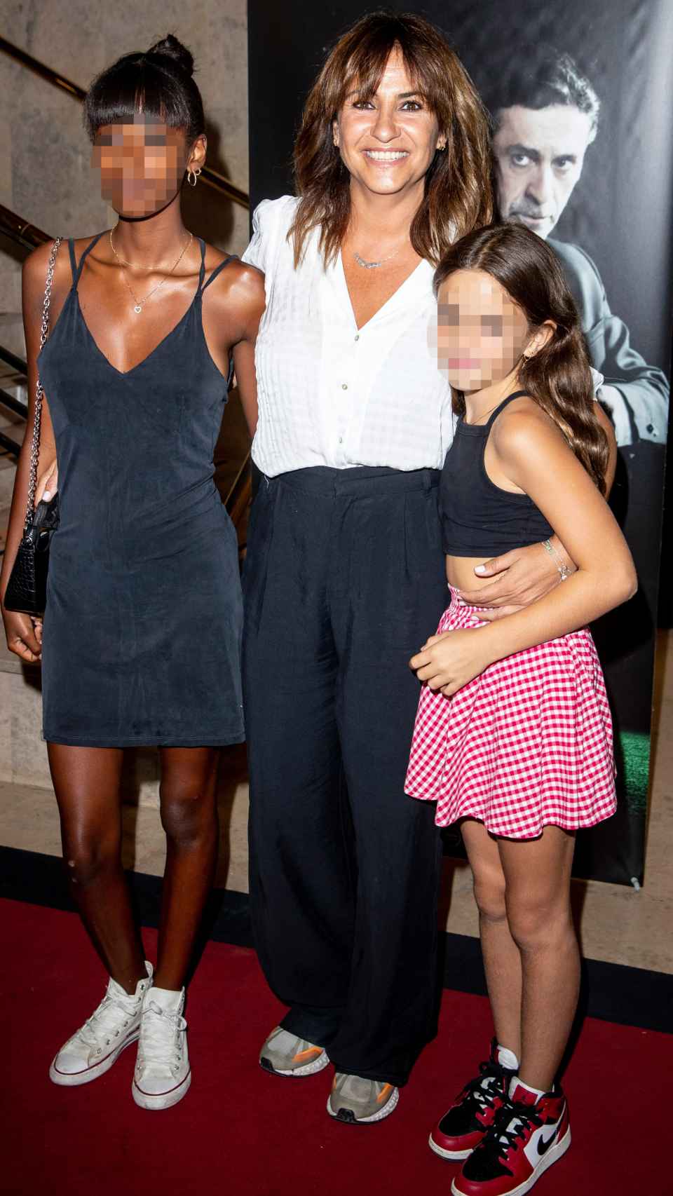 Melani Olivares con dos de sus hijas.