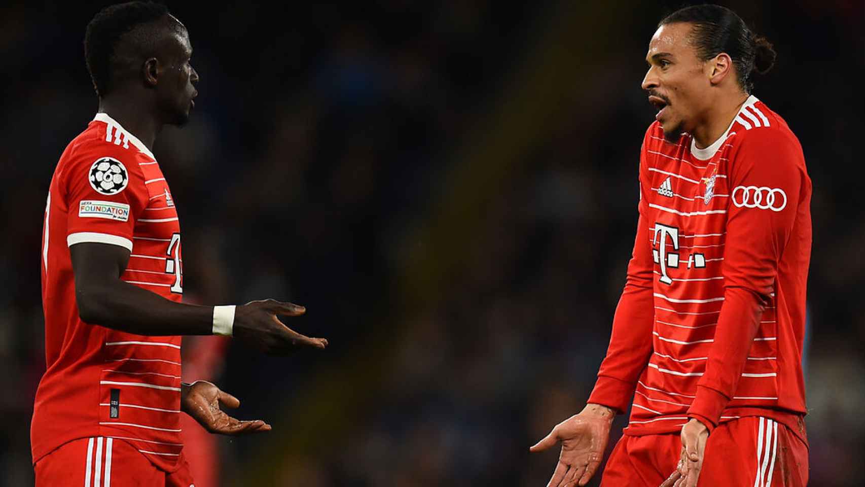 Sadio Mané y Leroy Sané, discutiendo durante el Manchester City - Bayern Múnich de la Champions League 2022/2023