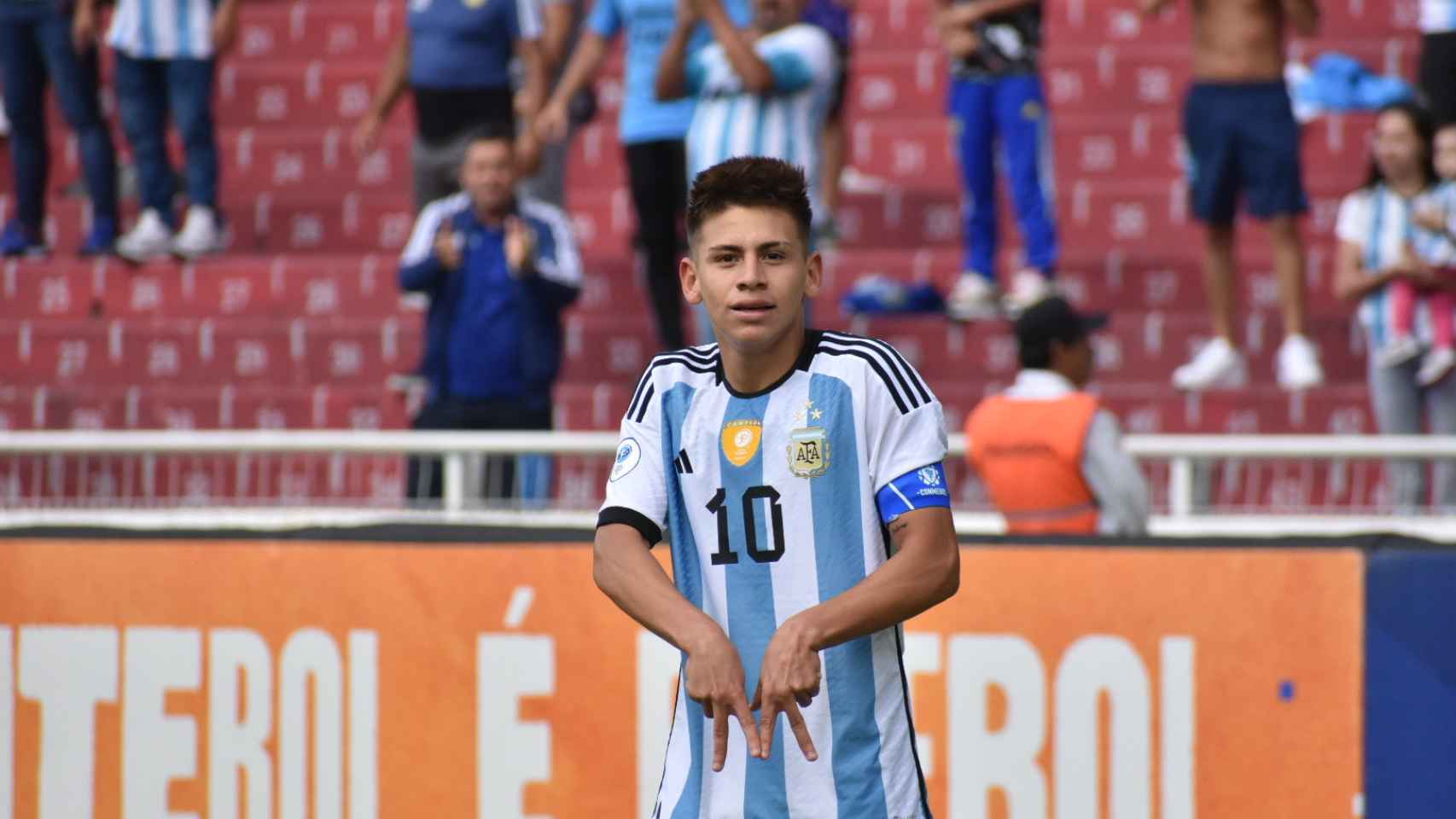 Claudio Echeverri celebra un gol con Argentina en el Sudamericano sub17
