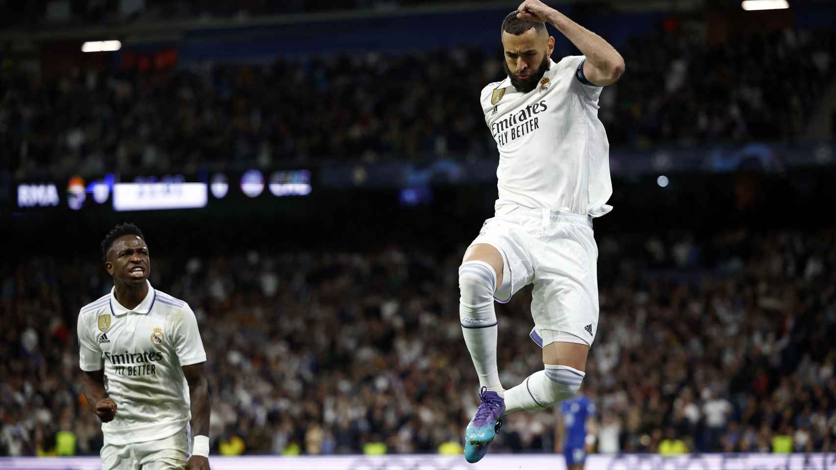 Vinicius corre para celebrar el gol junto a Karim Benzema.