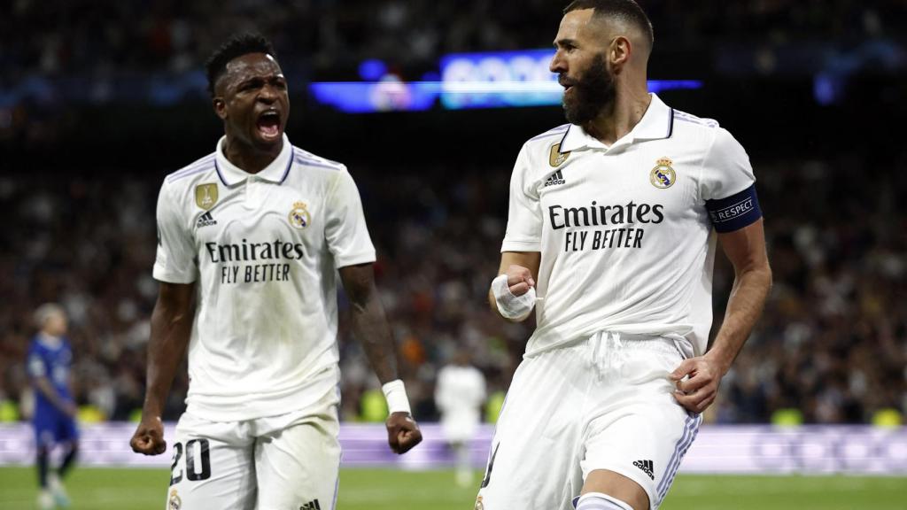 Vinicius corre para celebrar el gol junto a Karim Benzema.