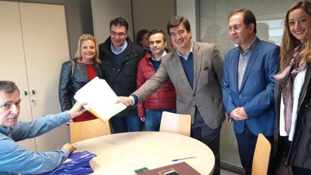 De pie, de izquierda a derecha: Amparo Picó (1), Narciso Estellés (2), Rafael Pardo (3), Fernando Giner (4) y Rocío Gil (6). EE