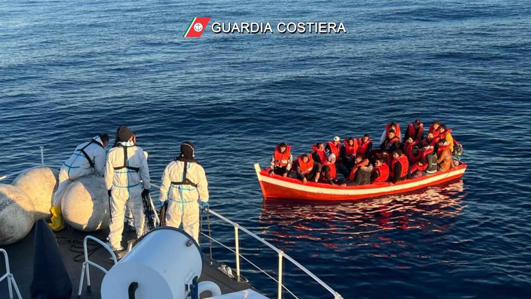 La Guardia Costera italiana opera el salvamento de una barcaza de inmigrantes, este lunes, en el Mediterráneo.