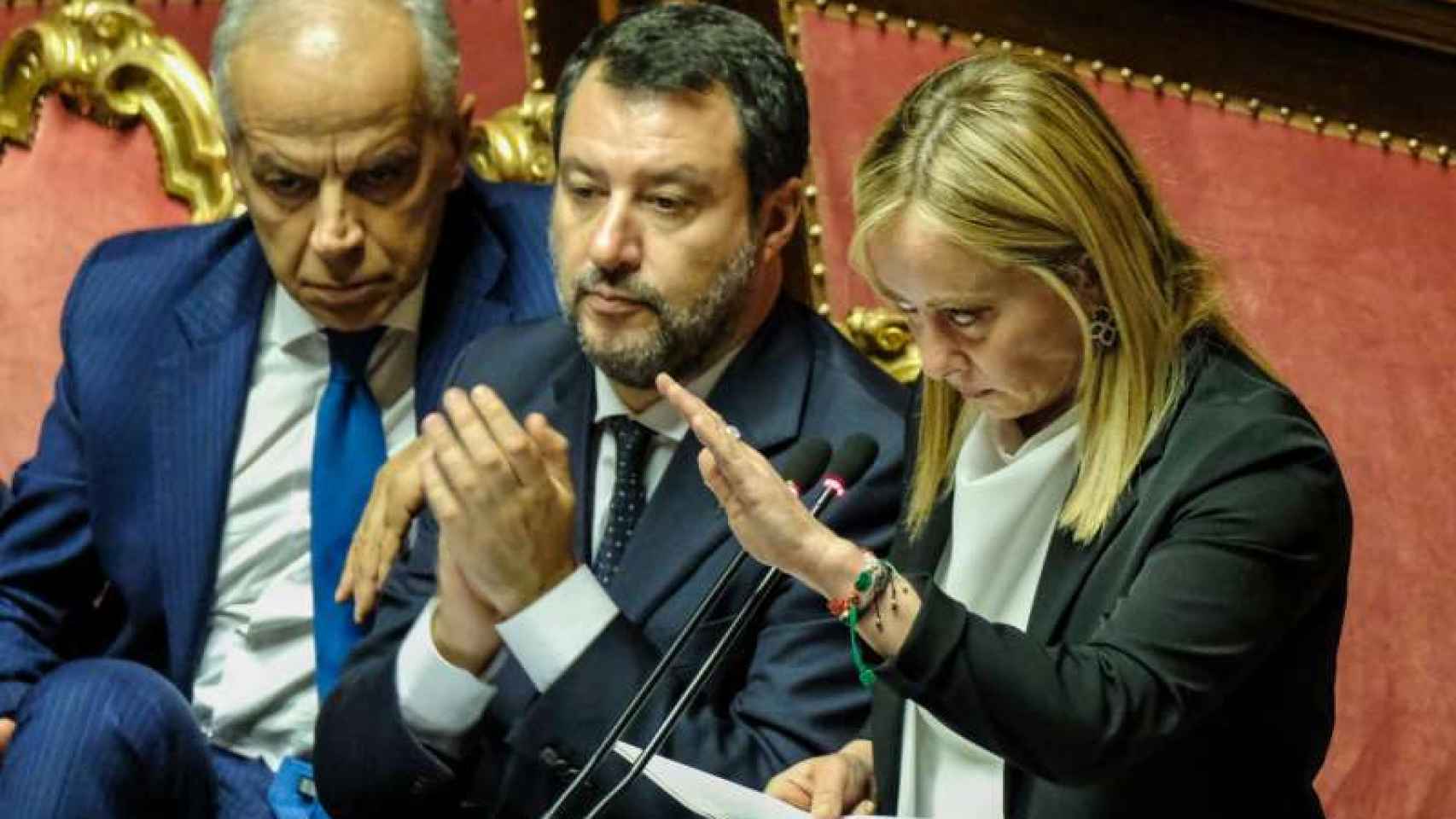 Giorgia Meloni, presidenta del Consejo italiano, junto al vicepresidente Matteo Salvini, y el ministro del Interior, Matteeo Piantedosi.