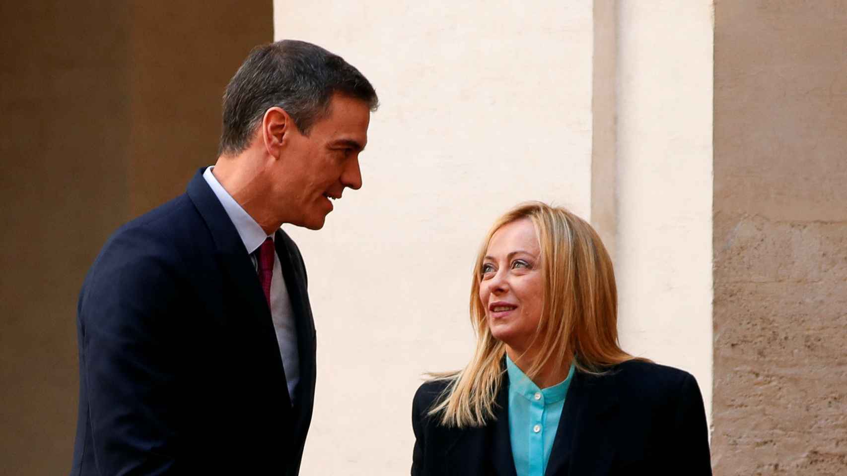 Pedro Sánchez, presidente del Gobierno, recibido por Giorgia Meloni, primera ministra de Italia, en el Palacio Chigi de Roma.