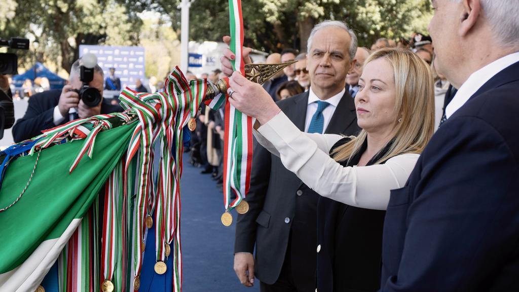 Giorgia Meloni, primera ministra, y Matteo Piantedosi, ministro del Interior, este miércoles, en una celebración de la Policía del Estado.