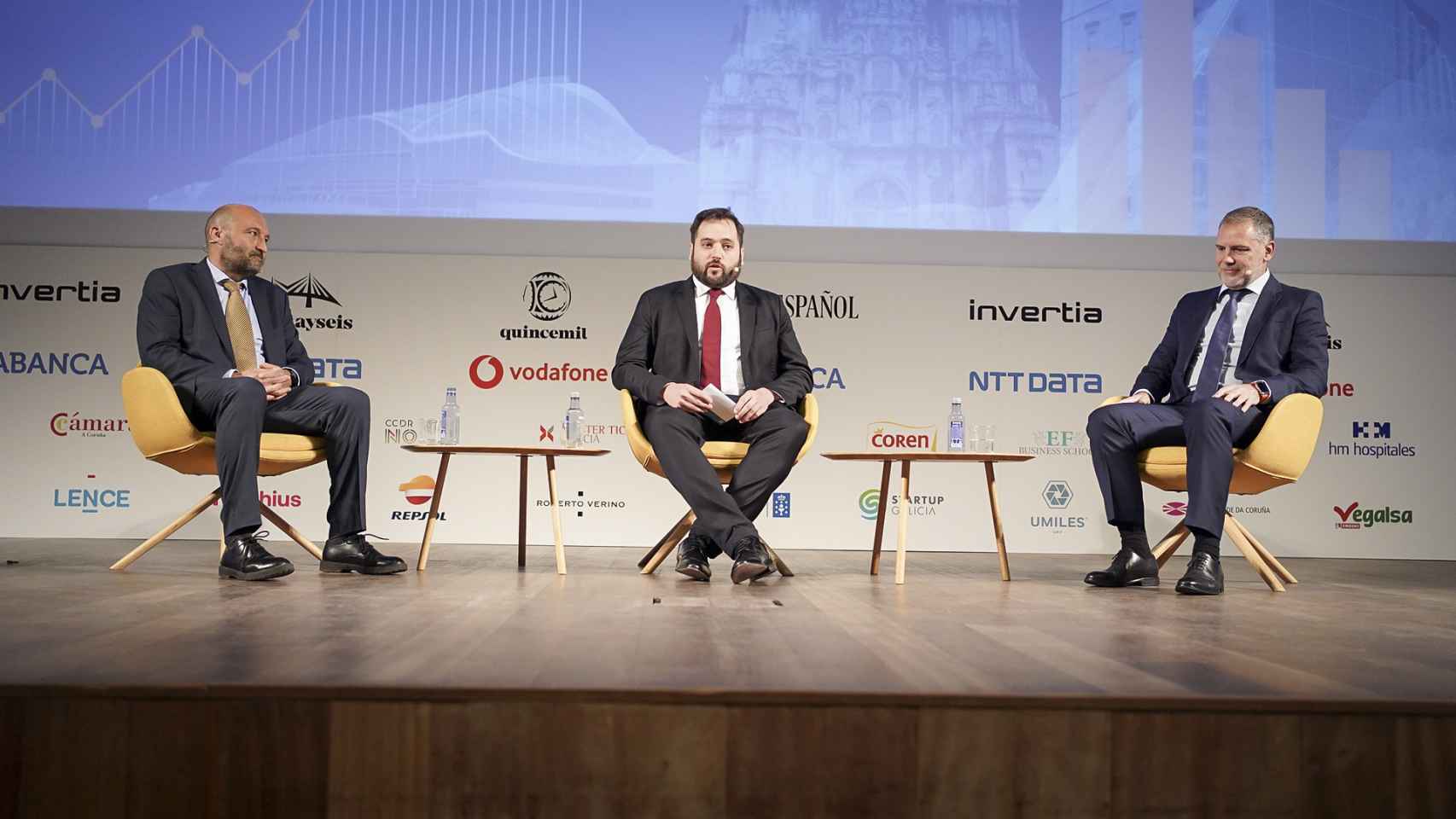 De izquierda a derecha; Aquilino Abeal, consejero delegado de Aeromedia; Pablo Grandío, fundador y director de Quincemil y Treintayseis; y Raúl Cortijo, director de Operaciones de Umiles UAV;