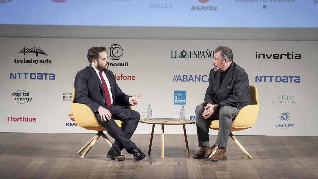 Salvador Naya, vicerrector de Política Científica, Investigación y Transferencia de la Universidade da Coruña (UDC), durante su conversación con Pablo Grandío, Pablo Grandío, fundador y director de Quincemil y Treintayseis.